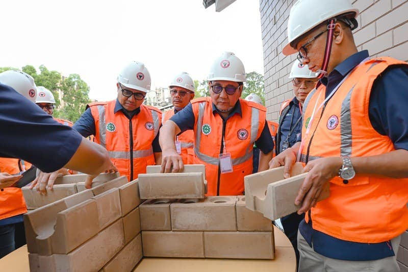 Pasok 36.000 Bata Interlock, SIG (SMGR) Bantu Bangun Hunian Tetap Pascabencana di Sumbar Pasok 36.000 Bata Interlock, SIG (SMGR) Bantu Bangun Hunian Tetap Pascabencana di Sumbar