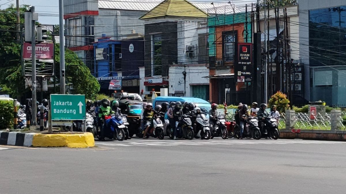 Arus Lalin di Jalur Pantura Menuju Jateng Mulai Padat, Mayoritas Pemudik Motor Arus Lalin di Jalur Pantura Menuju Jateng Mulai Padat, Mayoritas Pemudik Motor