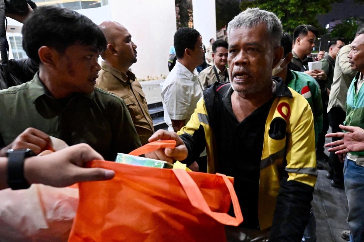 Prabowo Malam Takbiran di Medan, Bagikan Ribuan Paket Sembako untuk Warga Prabowo Malam Takbiran di Medan, Bagikan Ribuan Paket Sembako untuk Warga
