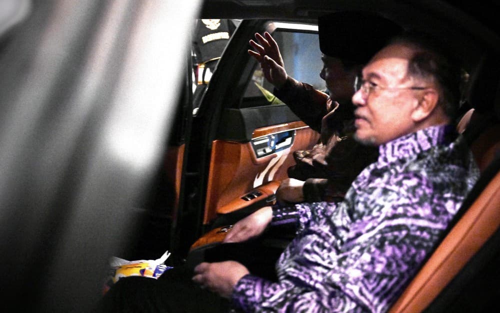 Momen Presiden Prabowo dan Anwar Ibrahim Semobil saat Antarkan ke Bandara Momen Presiden Prabowo dan Anwar Ibrahim Semobil saat Antarkan ke Bandara
