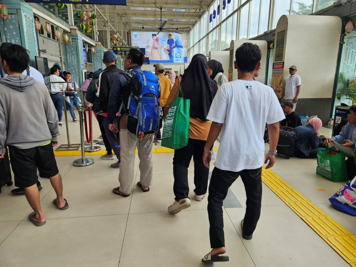 Jumlah Penumpang Kereta Naik, Gelombang Kedua Arus Balik Diproyeksi Akhir Pekan Ini Jumlah Penumpang Kereta Naik, Gelombang Kedua Arus Balik Diproyeksi Akhir Pekan Ini