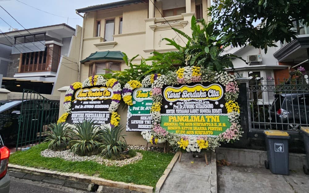 Karangan Bunga Berjajar di Rumah Duka Mantan Menhan Juwono Sudarsono Karangan Bunga Berjajar di Rumah Duka Mantan Menhan Juwono Sudarsono