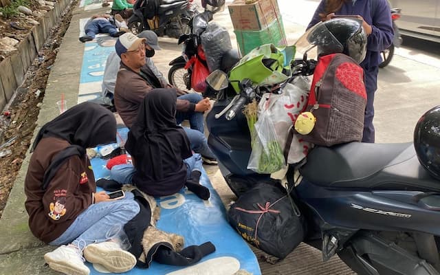 Cerita Pemudik Motor Pulang ke Banten, Pilih Bermalam di Pinggir Jalan agar Sang Anak Tak Kelelahan Cerita Pemudik Motor Pulang ke Banten, Pilih Bermalam di Pinggir Jalan agar Sang Anak Tak Kelelahan