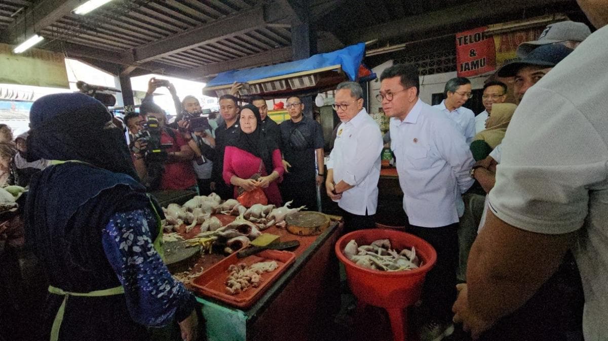 Sidak Pasar Minggu, Zulhas Temukan Harga Cabai Rawit Merah Tembus Rp100 Ribu Sidak Pasar Minggu, Zulhas Temukan Harga Cabai Rawit Merah Tembus Rp100 Ribu