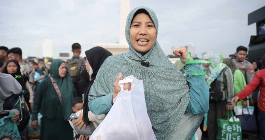 Ibu Ini Unboxing Paket Sembako dan Baju Gamis di Pasar Murah Pemerintah Ibu Ini Unboxing Paket Sembako dan Baju Gamis di Pasar Murah Pemerintah