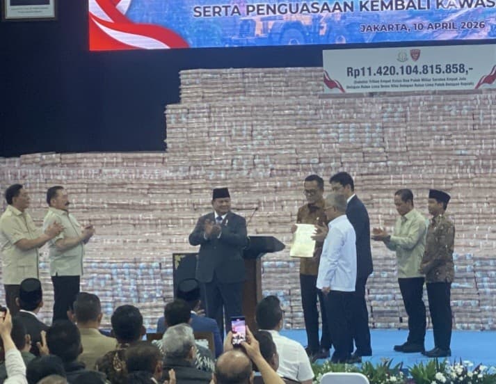 Disaksikan Prabowo, Satgas PKH Serahkan Rp11,4 Triliun Hasil Denda dan Penguasaan Kawasan Hutan Disaksikan Prabowo, Satgas PKH Serahkan Rp11,4 Triliun Hasil Denda dan Penguasaan Kawasan Hutan