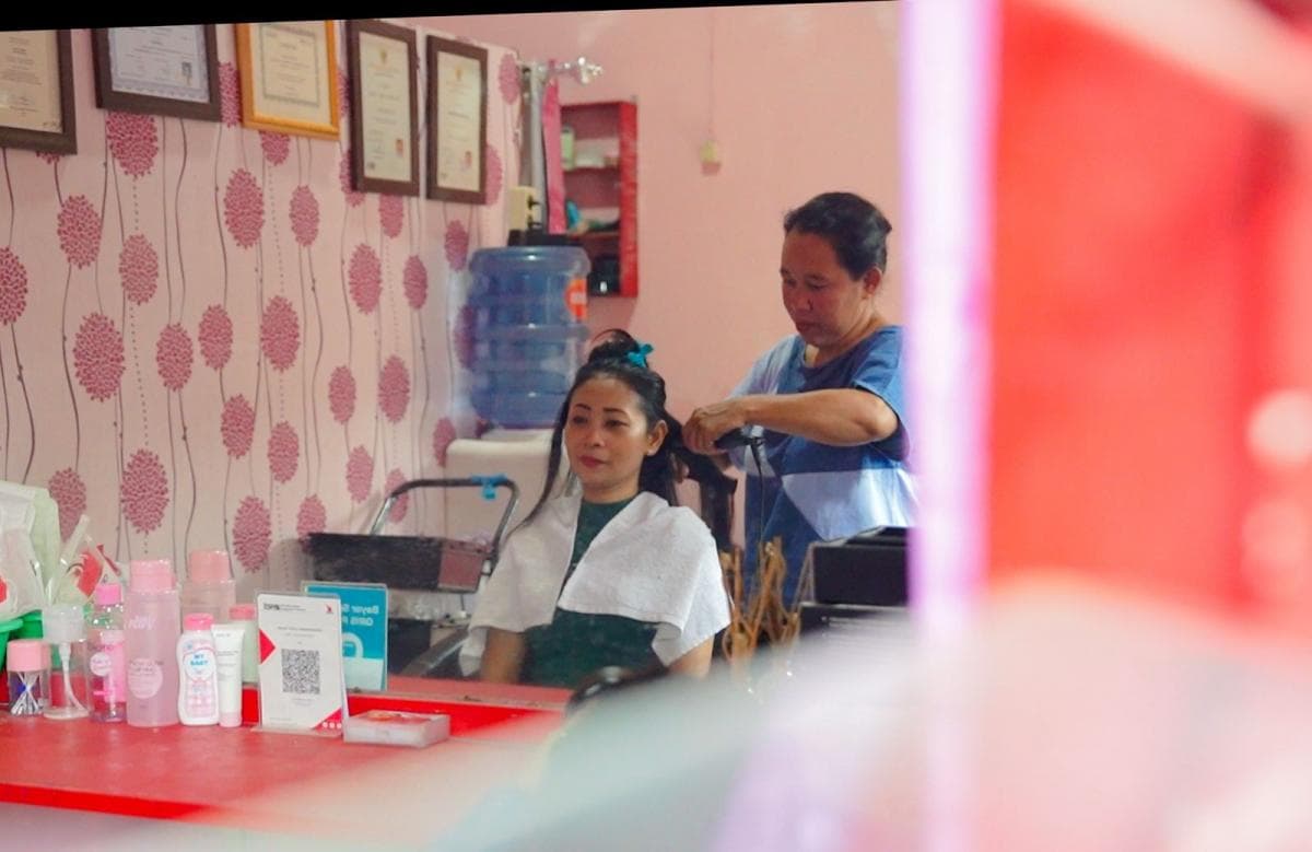 Kisah Nasabah PNM Mekaar, Ibu Anastasia: Membangun Salon Inklusif dan Gratis untuk ODGJ Kisah Nasabah PNM Mekaar, Ibu Anastasia: Membangun Salon Inklusif dan Gratis untuk ODGJ