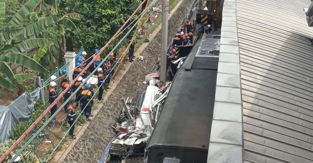 Petugas Terus Evakuasi Kereta Api yang Kecelakaan di Stasiun Bekasi Timur Petugas Terus Evakuasi Kereta Api yang Kecelakaan di Stasiun Bekasi Timur