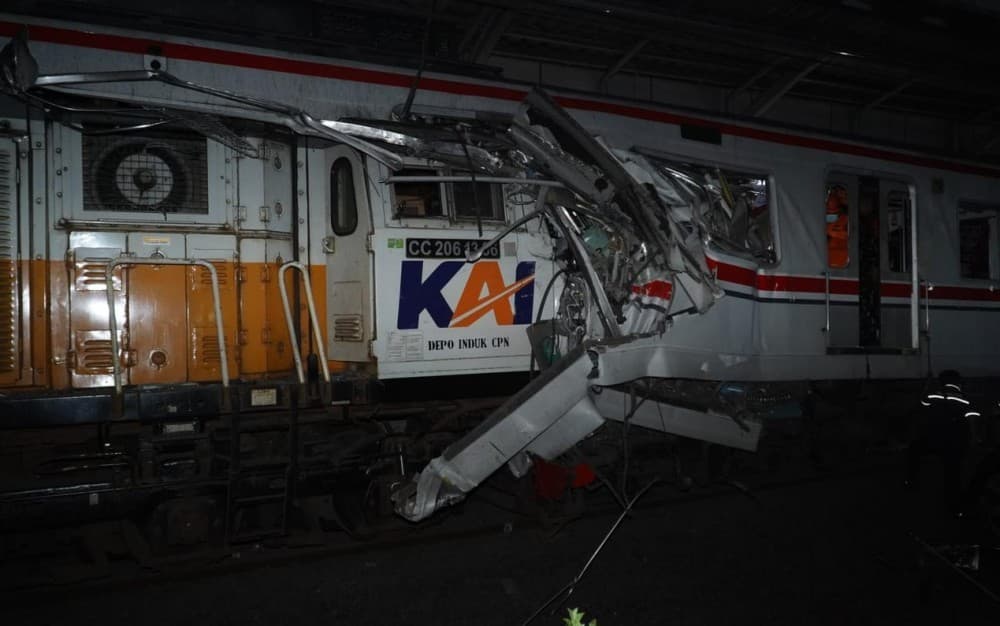 Proses Evakuasi Masih Berlangsung, KRL Line Bekasi-Cikarang Diperkirakan Beroperasi Rabu Siang Proses Evakuasi Masih Berlangsung, KRL Line Bekasi-Cikarang Diperkirakan Beroperasi Rabu Siang