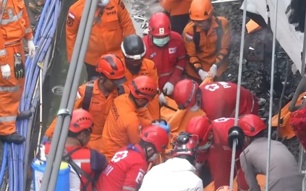 14 Korban Meninggal Dunia Tabrakan Kereta Api di Bekasi Timur Dibawa ke RS Polri Kramat Jati 14 Korban Meninggal Dunia Tabrakan Kereta Api di Bekasi Timur Dibawa ke RS Polri Kramat Jati