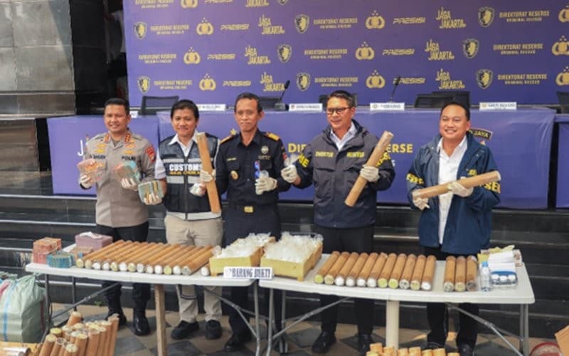 Bea Cukai Tanjung Priok dan Polda Metro Jaya Ungkap Penyelundupan Merkuri di Pelabuhan Tanjung Priok Bea Cukai Tanjung Priok dan Polda Metro Jaya Ungkap Penyelundupan Merkuri di Pelabuhan Tanjung Priok