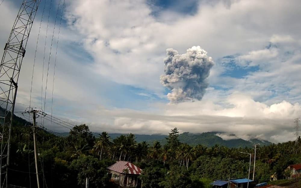 Aktivitas Gunung Dukono Masih Tinggi, Warga Dilarang Mendekat Radius 4 Km Aktivitas Gunung Dukono Masih Tinggi, Warga Dilarang Mendekat Radius 4 Km