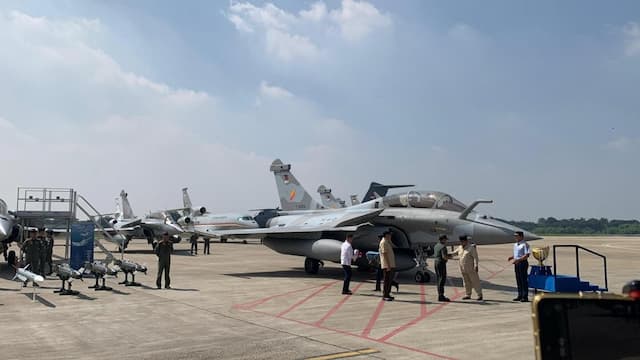 Prabowo Serahkan Sederet Pesawat Tempur ke TNI. Ada Rafale, Falcon, hingga Airbus Prabowo Serahkan Sederet Pesawat Tempur ke TNI. Ada Rafale, Falcon, hingga Airbus