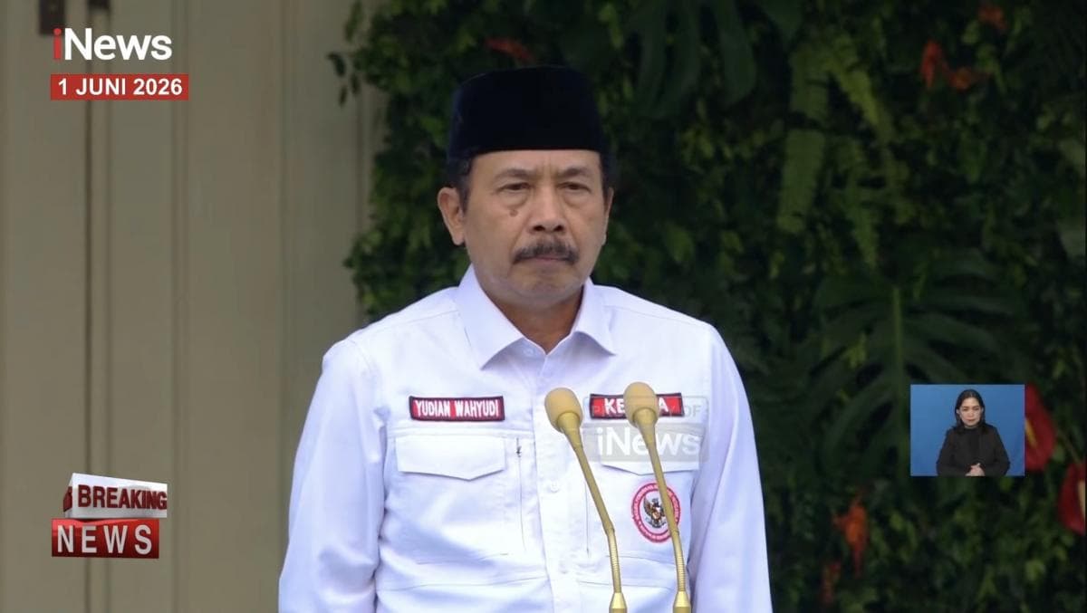 Kepala BPIP Pimpin Upacara Penurunan Bendera di Hari Lahir Pancasila Kepala BPIP Pimpin Upacara Penurunan Bendera di Hari Lahir Pancasila