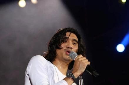 Kisah Inspiratif Duta Sheila on 7: Vokalis Band Keturunan Kyai Mojo yang Relakan Kuliah Demi Musik Kisah Inspiratif Duta Sheila on 7: Vokalis Band Keturunan Kyai Mojo yang Relakan Kuliah Demi Musik