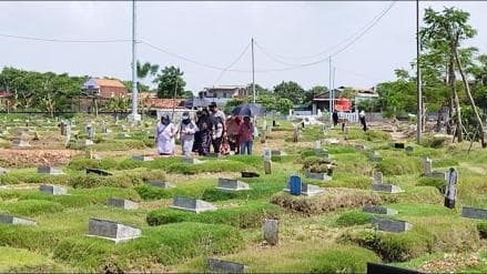 Keluarga Korban Covid-19 Ziarah ke TPU Rorotan Jelang Ramadan Keluarga Korban Covid-19 Ziarah ke TPU Rorotan Jelang Ramadan