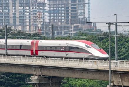 Kereta Cepat Segera Beroperasi, Apa Kata Pengelola Travel Jakarta-Bandung?