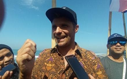 Ketika Bule Berbatik Terpesona dengan Atraksi Debus di Sukabumi Ketika Bule Berbatik Terpesona dengan Atraksi Debus di Sukabumi