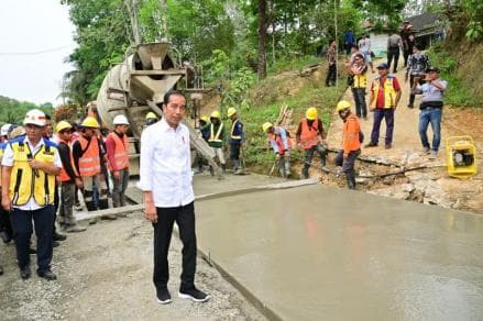 Menteri PUPR Dampingi  Jokowi Tinjau Pelaksanaan Inpres Jalan Daerah di Kawasan Penyangga IKN