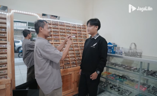 Kisah Inspiratif Pedagang Kacamata Keliling, Kini Sukses Buka Dua Optik Kisah Inspiratif Pedagang Kacamata Keliling, Kini Sukses Buka Dua Optik