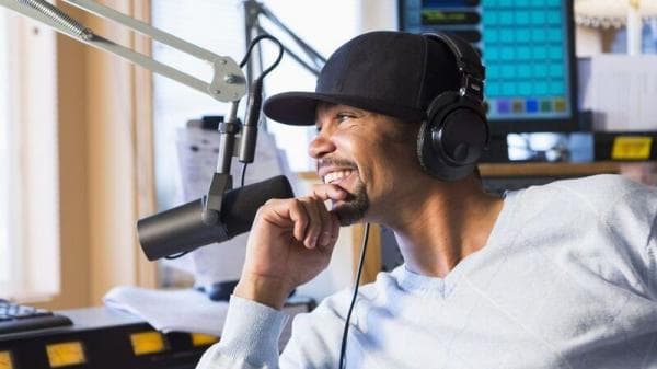 Intip Gaji Penyiar Radio, Televisi, dan Media Lain di Indonesia Intip Gaji Penyiar Radio, Televisi, dan Media Lain di Indonesia