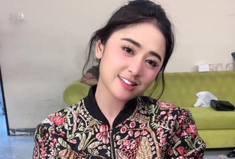Tak Ingin Dikenali, Dewi Perssik Pakai Cadar saat Kuliah: Biar Lebih Leluasa Belajar Tak Ingin Dikenali, Dewi Perssik Pakai Cadar saat Kuliah: Biar Lebih Leluasa Belajar