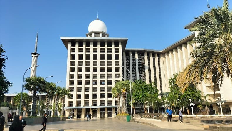 Prabowo dan Gibran Berkurban Sapi di Masjid Istiqlal, Beratnya Lebih dari 1 Ton Prabowo dan Gibran Berkurban Sapi di Masjid Istiqlal, Beratnya Lebih dari 1 Ton