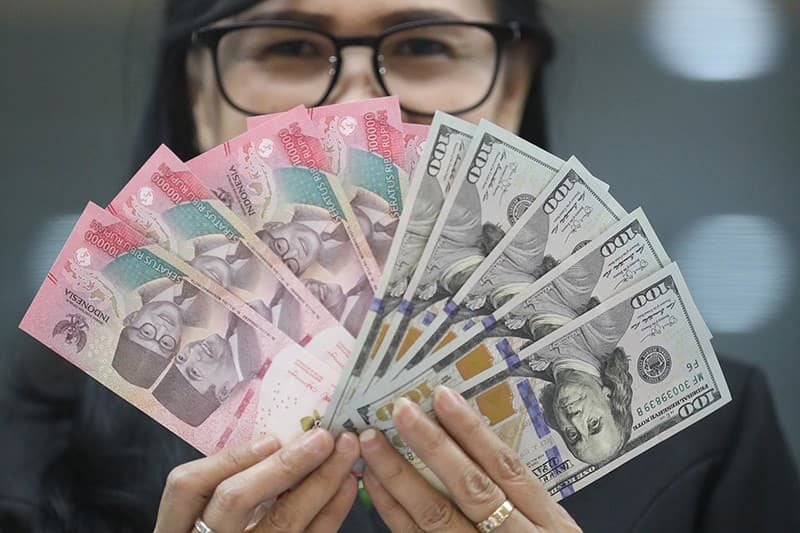 Rupiah Anjlok Tembus Rp17.000 per Dolar AS Rupiah Anjlok Tembus Rp17.000 per Dolar AS