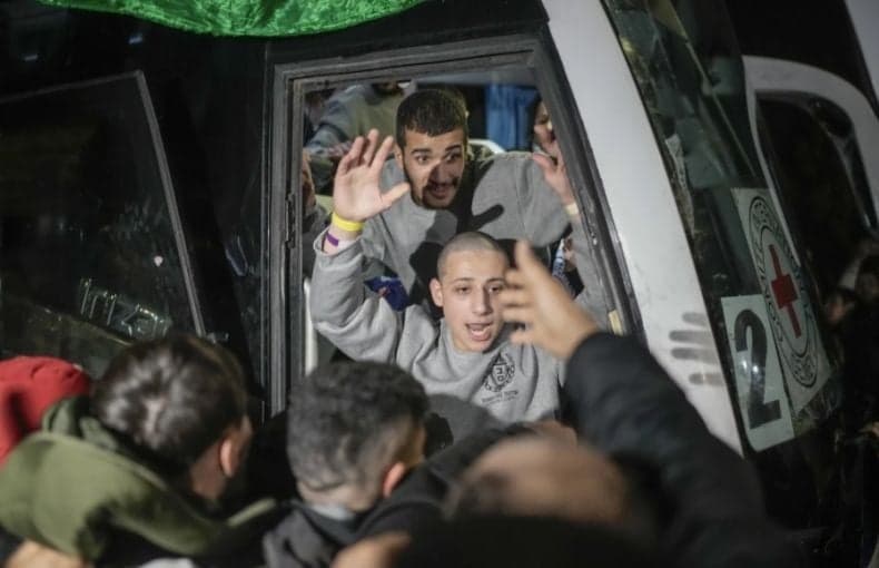 Beredar Video Pasukan Israel Siksa Tahanan Palestina Sebelum Dibebaskan Beredar Video Pasukan Israel Siksa Tahanan Palestina Sebelum Dibebaskan