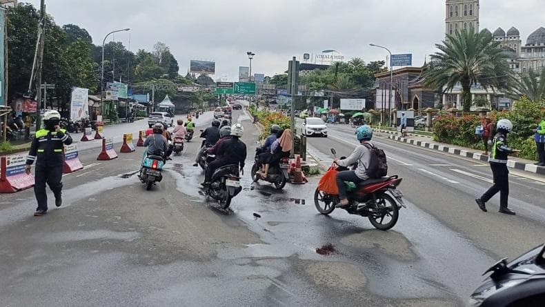 One Way Disetop, Lalu Lintas Puncak Bogor Normal 2 Arah Sore Ini One Way Disetop, Lalu Lintas Puncak Bogor Normal 2 Arah Sore Ini