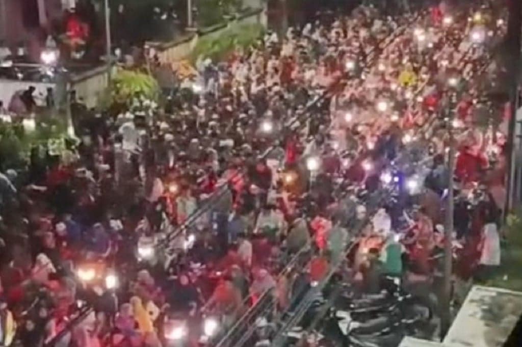 Viral Ribuan Warga Sumenep War Tempat Tarawih sejak Sore demi Dapat Zakat Mal Viral Ribuan Warga Sumenep War Tempat Tarawih sejak Sore demi Dapat Zakat Mal