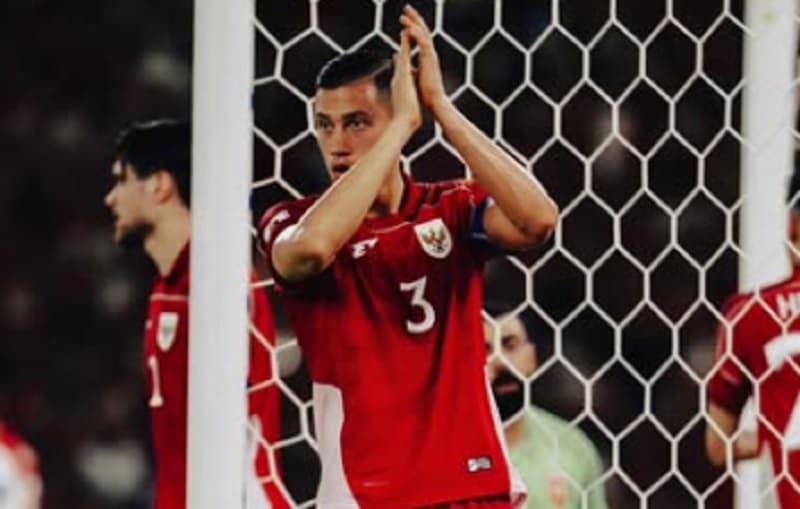 Viral Jay Idzes Tenangkan Suporter yang Lempar Benda ke Lapangan Viral Jay Idzes Tenangkan Suporter yang Lempar Benda ke Lapangan