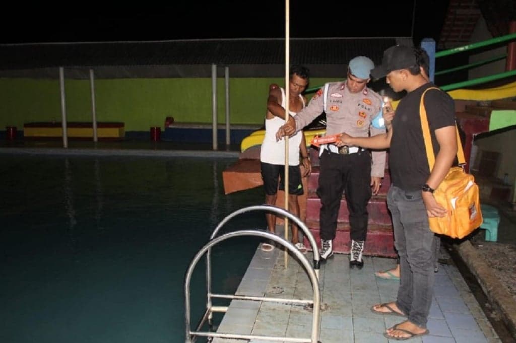 Tragis! Bocah 5 Tahun Tewas Tenggelam di Kolam Renang Tirto Asri Pringsewu Tragis! Bocah 5 Tahun Tewas Tenggelam di Kolam Renang Tirto Asri Pringsewu