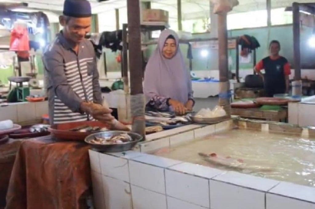Cerita Suami Istri Pedagang Ikan di Jambi, Tiap Hari Sisihkan Rp30.000 Kini Berangkat Haji Cerita Suami Istri Pedagang Ikan di Jambi, Tiap Hari Sisihkan Rp30.000 Kini Berangkat Haji