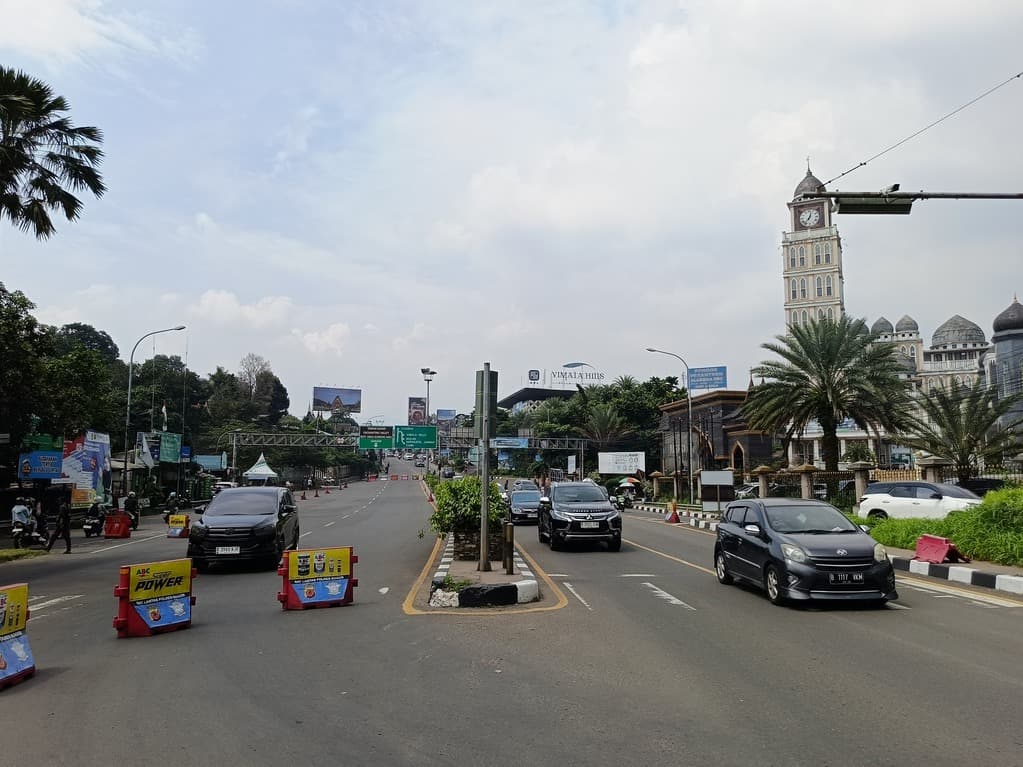 Volume Lalu Lintas Melonjak, Jalur Puncak Bogor One Way Arah Jakarta Volume Lalu Lintas Melonjak, Jalur Puncak Bogor One Way Arah Jakarta