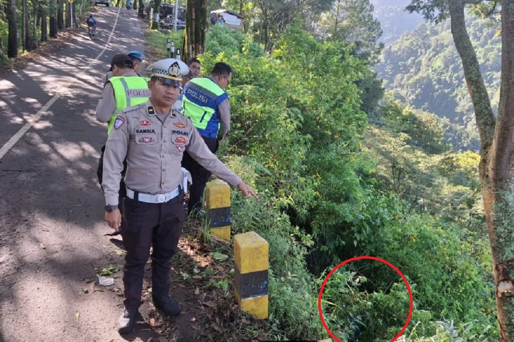 Kecelakaan Jeep Wisatawan Gunung Bromo Terjun ke Jurang, 1 Korban WNA Korsel Kecelakaan Jeep Wisatawan Gunung Bromo Terjun ke Jurang, 1 Korban WNA Korsel