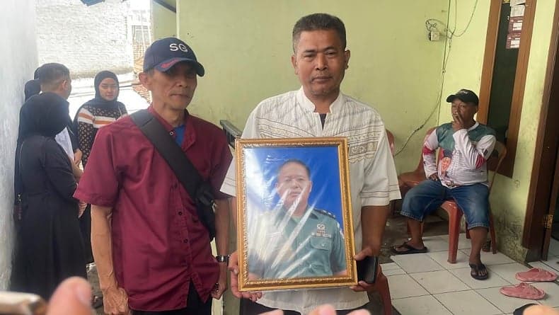 Kakak Mayor CPL Anda Rohanda Sempat Tak Percaya Dikabarkan Adiknya Tewas saat Ledakan di Garut Kakak Mayor CPL Anda Rohanda Sempat Tak Percaya Dikabarkan Adiknya Tewas saat Ledakan di Garut