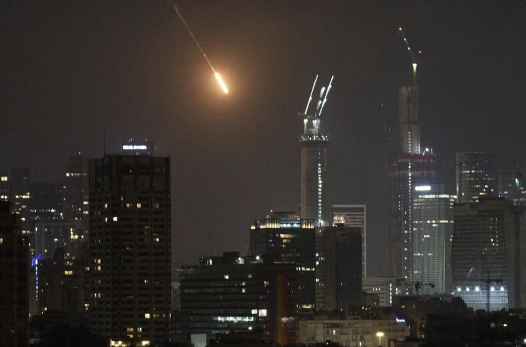 Tak Kasih Ampun! Rudal Iran Hantam Bangunan di Israel, Korban Berjatuhan Tak Kasih Ampun! Rudal Iran Hantam Bangunan di Israel, Korban Berjatuhan