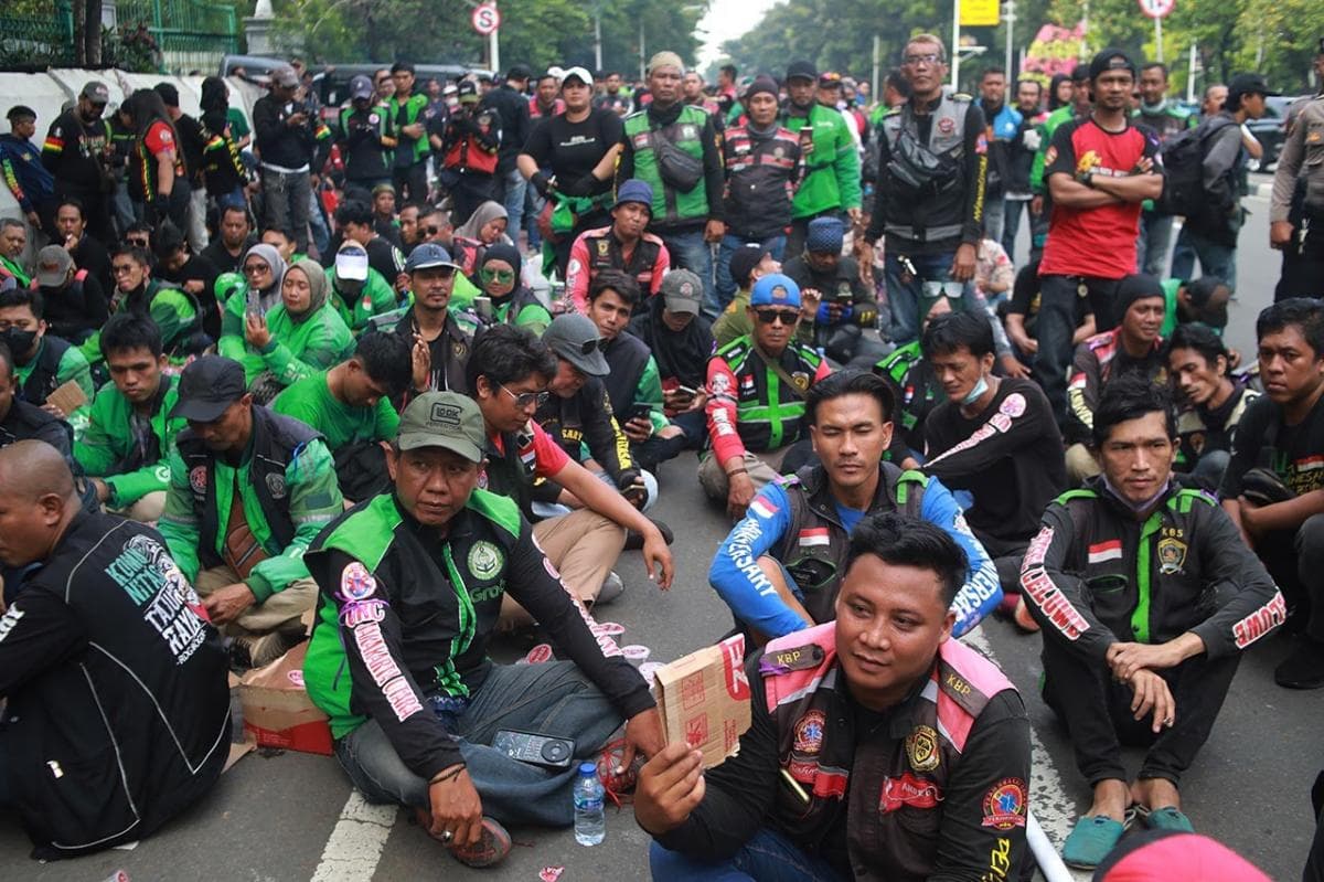 Demo Ojol di Gambir Jakpus, Massa Bawa 6 Tuntutan ke Pemerintah Demo Ojol di Gambir Jakpus, Massa Bawa 6 Tuntutan ke Pemerintah