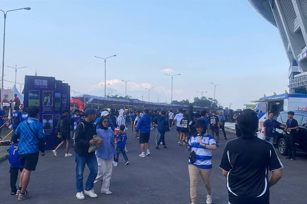 Ribuan Bobotoh Mulai Padati Pesta Biru Persib di GBLA Ribuan Bobotoh Mulai Padati Pesta Biru Persib di GBLA