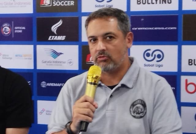 Pelatih Arema Bangga Bisa Hentikan Rekor Kemenangan Persib di GBLA Pelatih Arema Bangga Bisa Hentikan Rekor Kemenangan Persib di GBLA