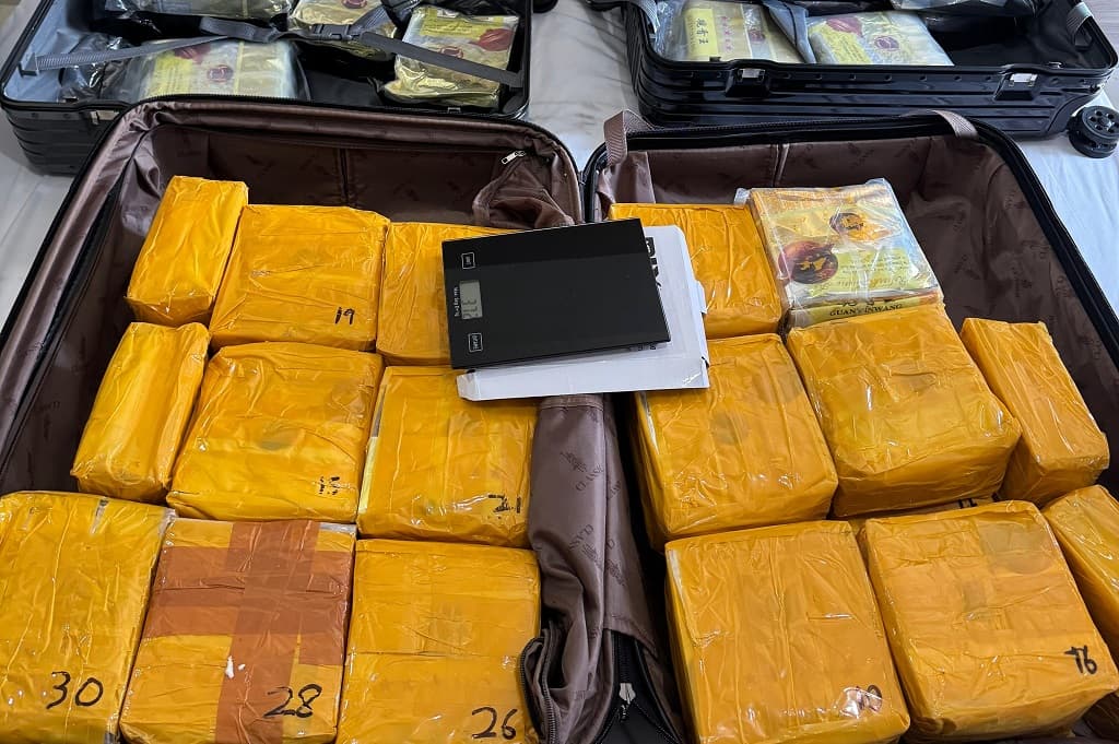 Geger! Warga Malaysia Kedapatan Bawa 60 Bungkus Sabu dalam Koper Geger! Warga Malaysia Kedapatan Bawa 60 Bungkus Sabu dalam Koper