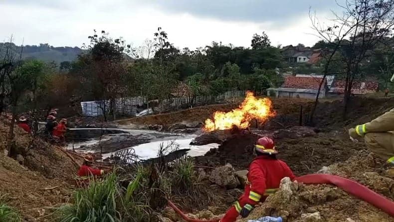Hari Ketujuh Pemadaman Kebakaran Maut Sumur Minyak Ilegal di Blora, Api Masih Menyala Hari Ketujuh Pemadaman Kebakaran Maut Sumur Minyak Ilegal di Blora, Api Masih Menyala