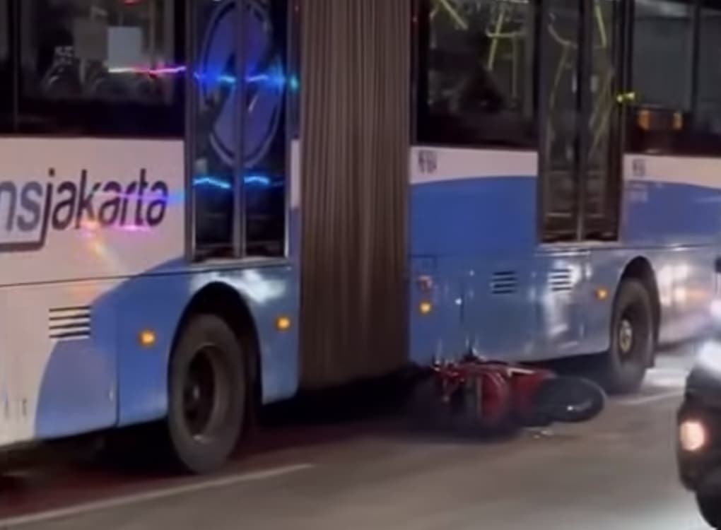Viral Pemotor Kecelakaan hingga Masuk Kolong Bus TransJakarta, Ini Kronologinya Viral Pemotor Kecelakaan hingga Masuk Kolong Bus TransJakarta, Ini Kronologinya