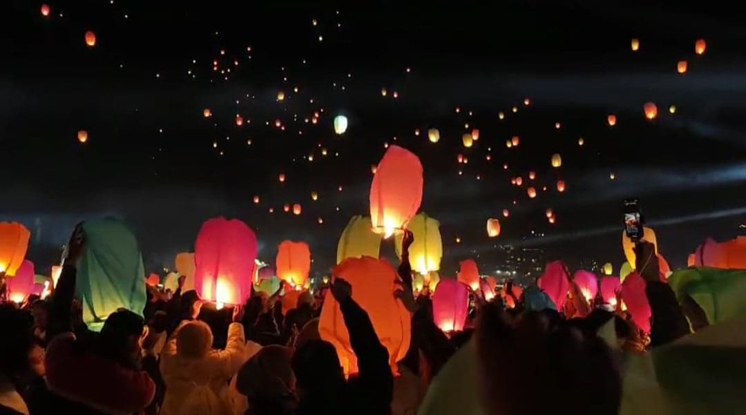Dieng Culture Festival 2025 Dihiasi Ribuan Lampion Cantik, Intip Potretnya! Dieng Culture Festival 2025 Dihiasi Ribuan Lampion Cantik, Intip Potretnya!