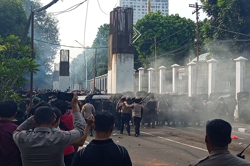 Polisi Tutup Arus Lalin Jalan Gatot Subroto dan Gerbang Pemuda Senayan Imbas Demo 25 Agustus Polisi Tutup Arus Lalin Jalan Gatot Subroto dan Gerbang Pemuda Senayan Imbas Demo 25 Agustus