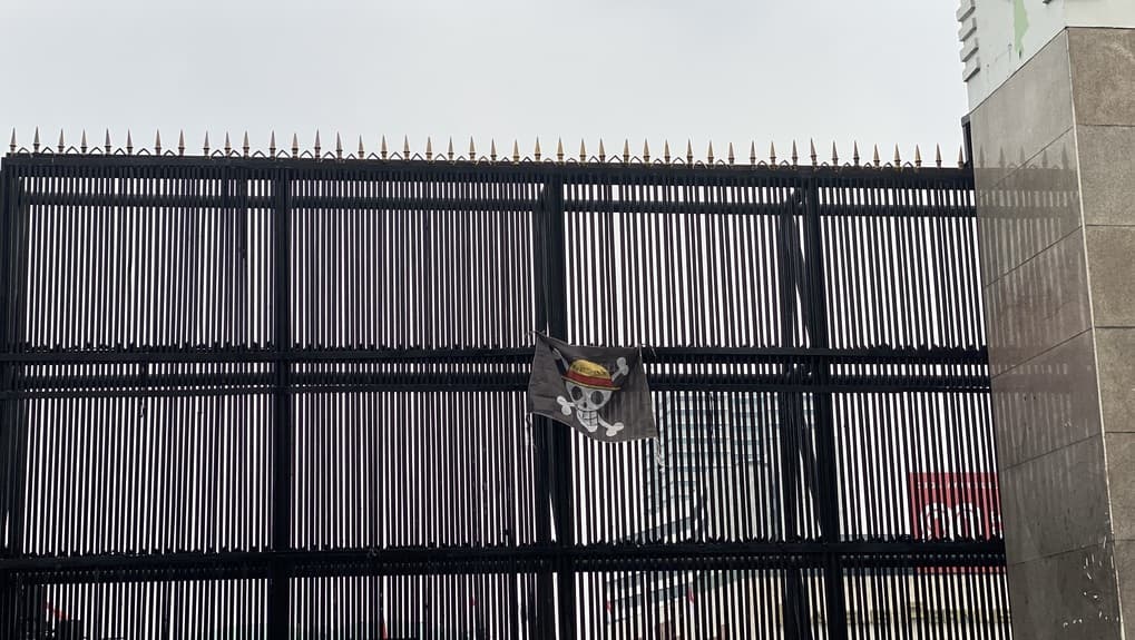 Sejumlah Orang Pasang Bendera One Piece di Pagar DPR, Ini Penampakannya Sejumlah Orang Pasang Bendera One Piece di Pagar DPR, Ini Penampakannya