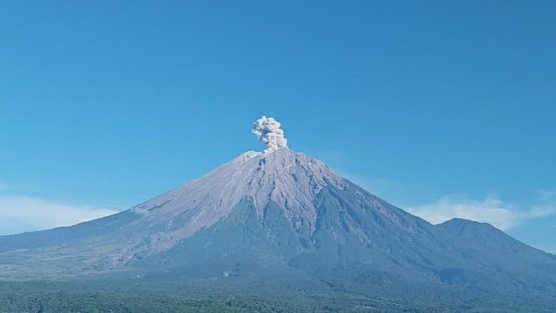 Gunung Semeru Erupsi 3 Kali dalam Sehari, Warga Diminta Waspada Gunung Semeru Erupsi 3 Kali dalam Sehari, Warga Diminta Waspada
