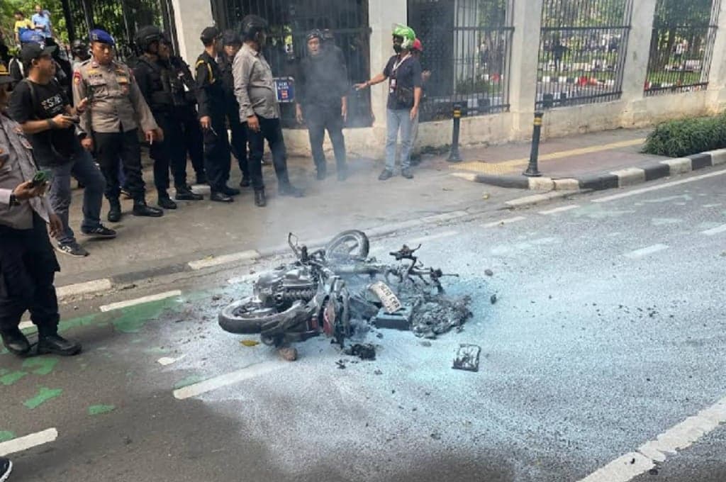 Massa Demo DPR Geser ke Gerbang Pancasila, Bobol Pagar hingga Bakar Motor Massa Demo DPR Geser ke Gerbang Pancasila, Bobol Pagar hingga Bakar Motor