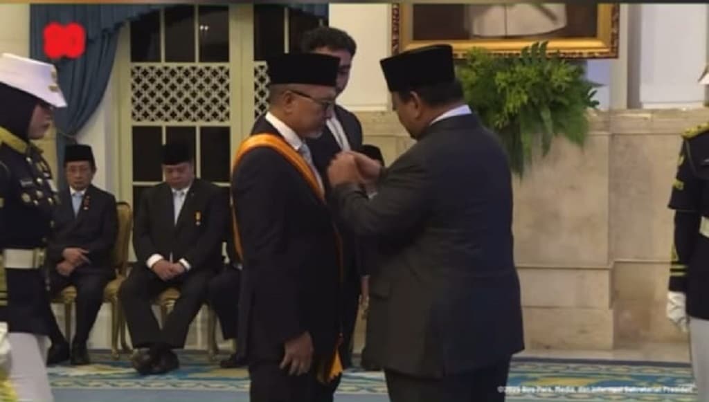 Menko Pangan Zulkifli Hasan Dianugerahi Tanda Kehormatan oleh Presiden Prabowo Menko Pangan Zulkifli Hasan Dianugerahi Tanda Kehormatan oleh Presiden Prabowo